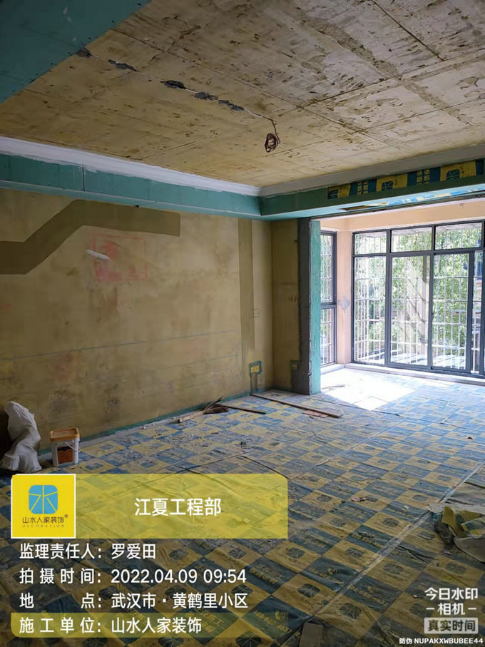 黃鶴里小區(qū)泥木完工油漆進場