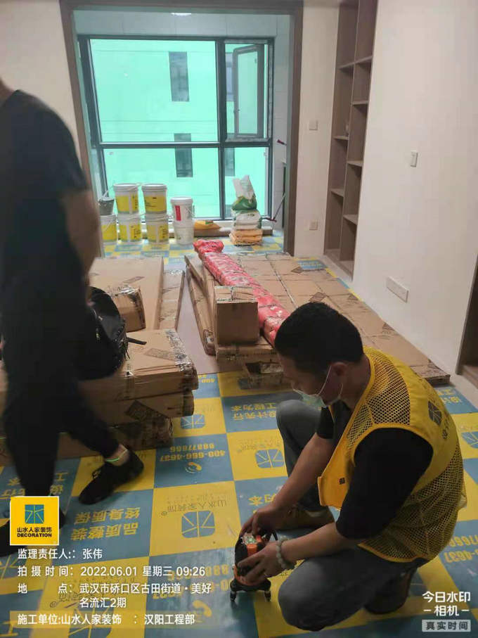 漢陽工程部領導在裝修工地檢查施工情況