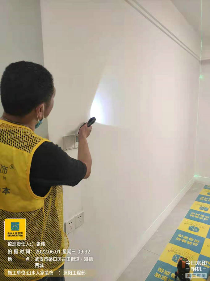 漢陽工程部領導在裝修工地檢查施工情況