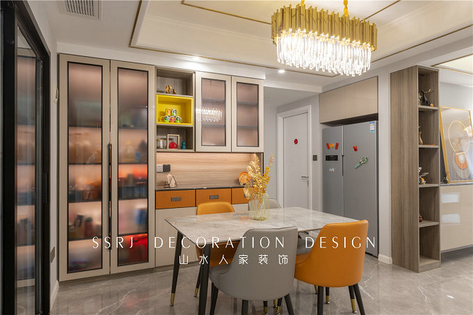 餐廳嵌入式冰箱設(shè)計