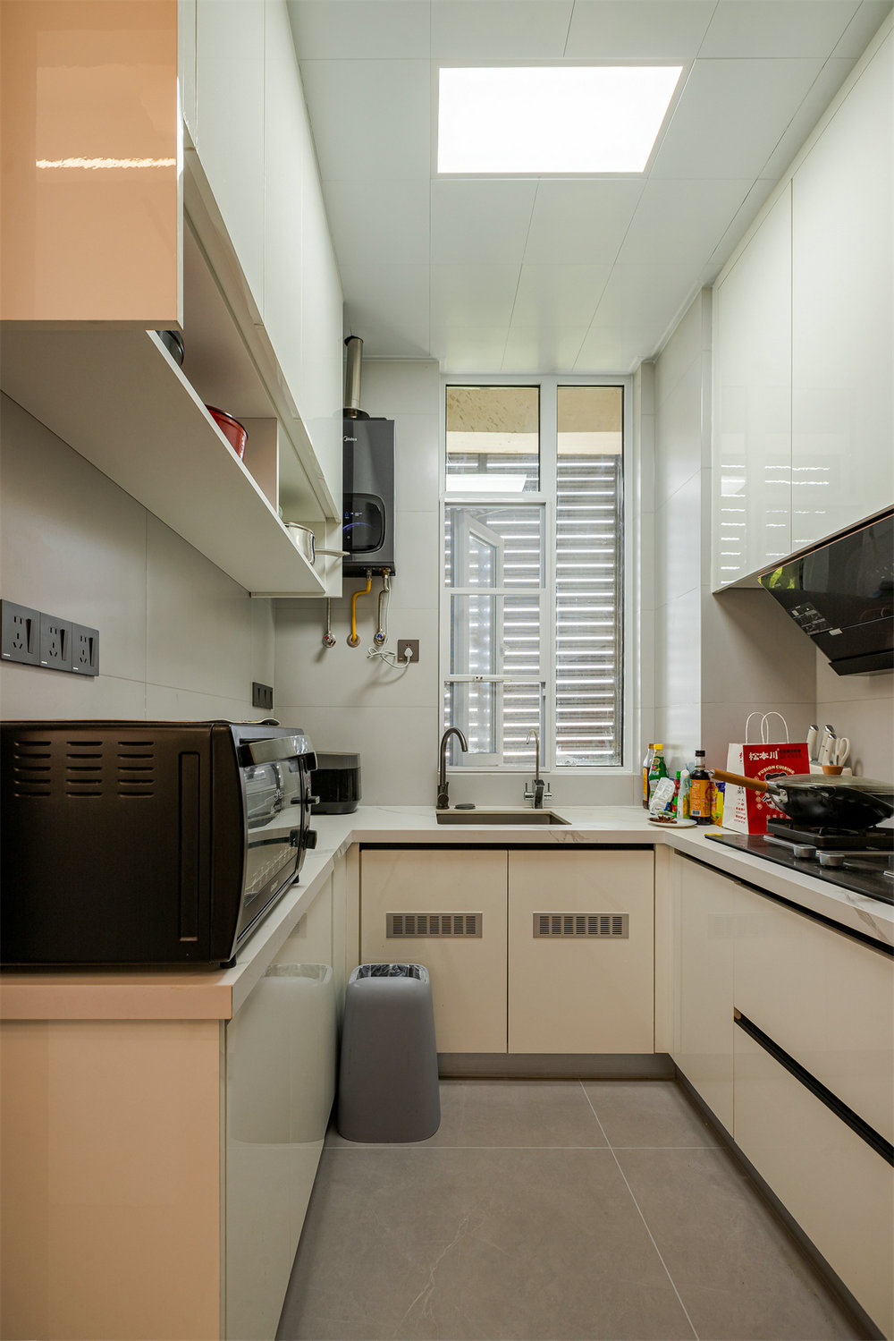 五環(huán)時(shí)尚廣場91平現(xiàn)代黑白灰風(fēng)格裝修效果圖