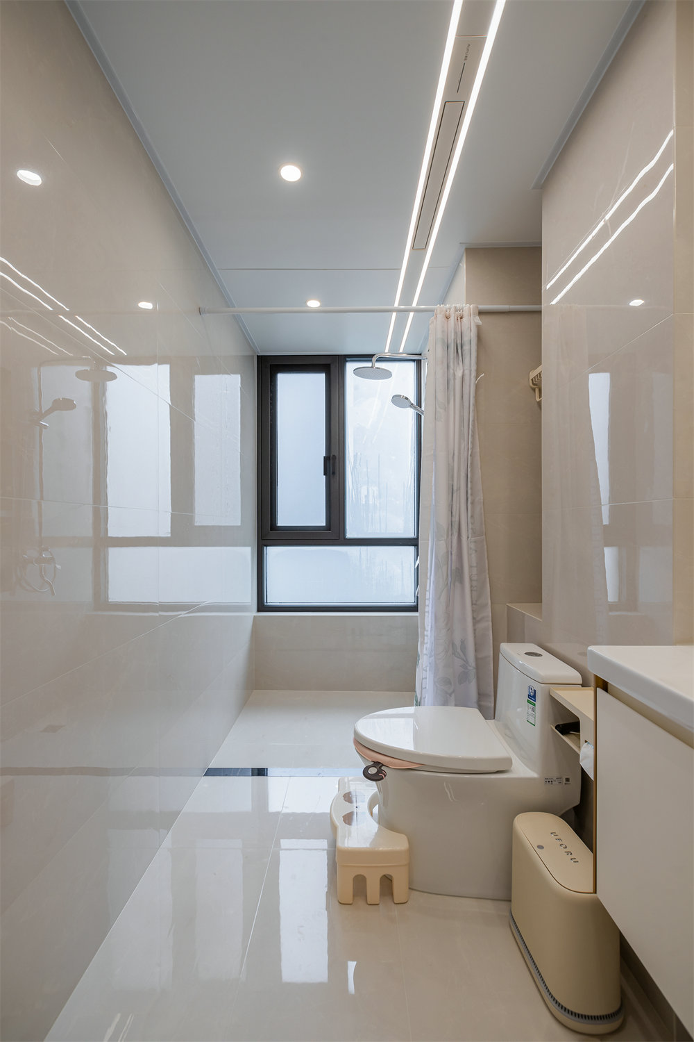 融僑濱江城美域181平現(xiàn)代風(fēng)格裝修效果圖