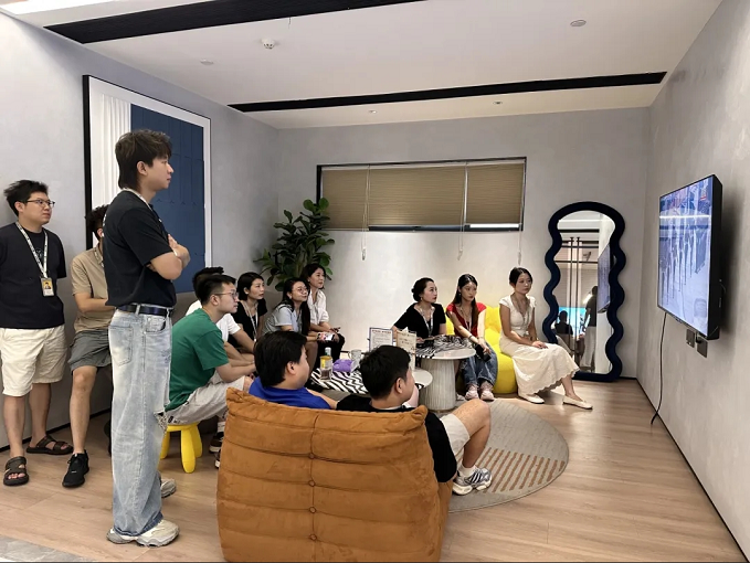 2025.09.03山水人家裝飾全員觀看閱兵式