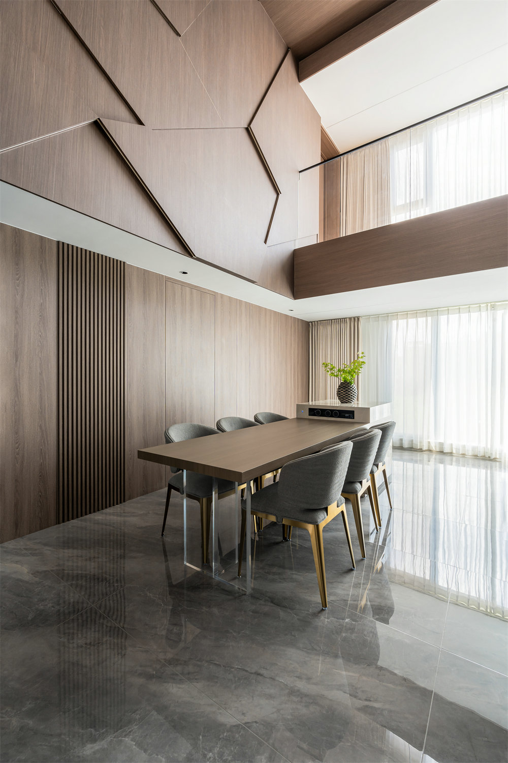 臨空香廷300平現(xiàn)代風格裝修效果圖